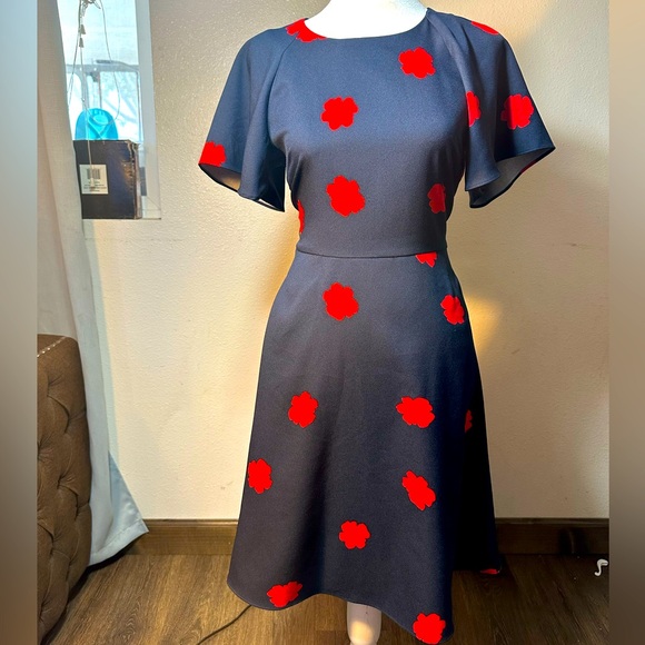 Banana Republic Dresses & Skirts - Banana republic navy blue w/ red floral print cute sleeves and flowy Flow size0